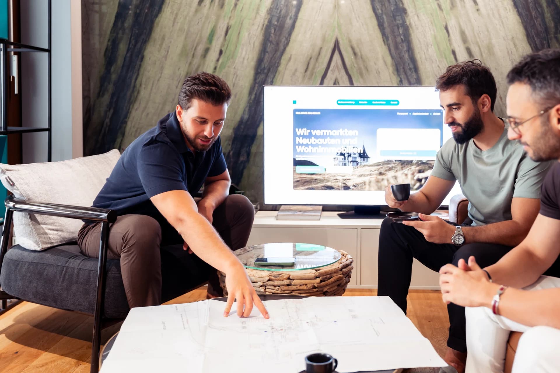 EMPERIO Team bespricht Baupläne eines Immobilienprojekts