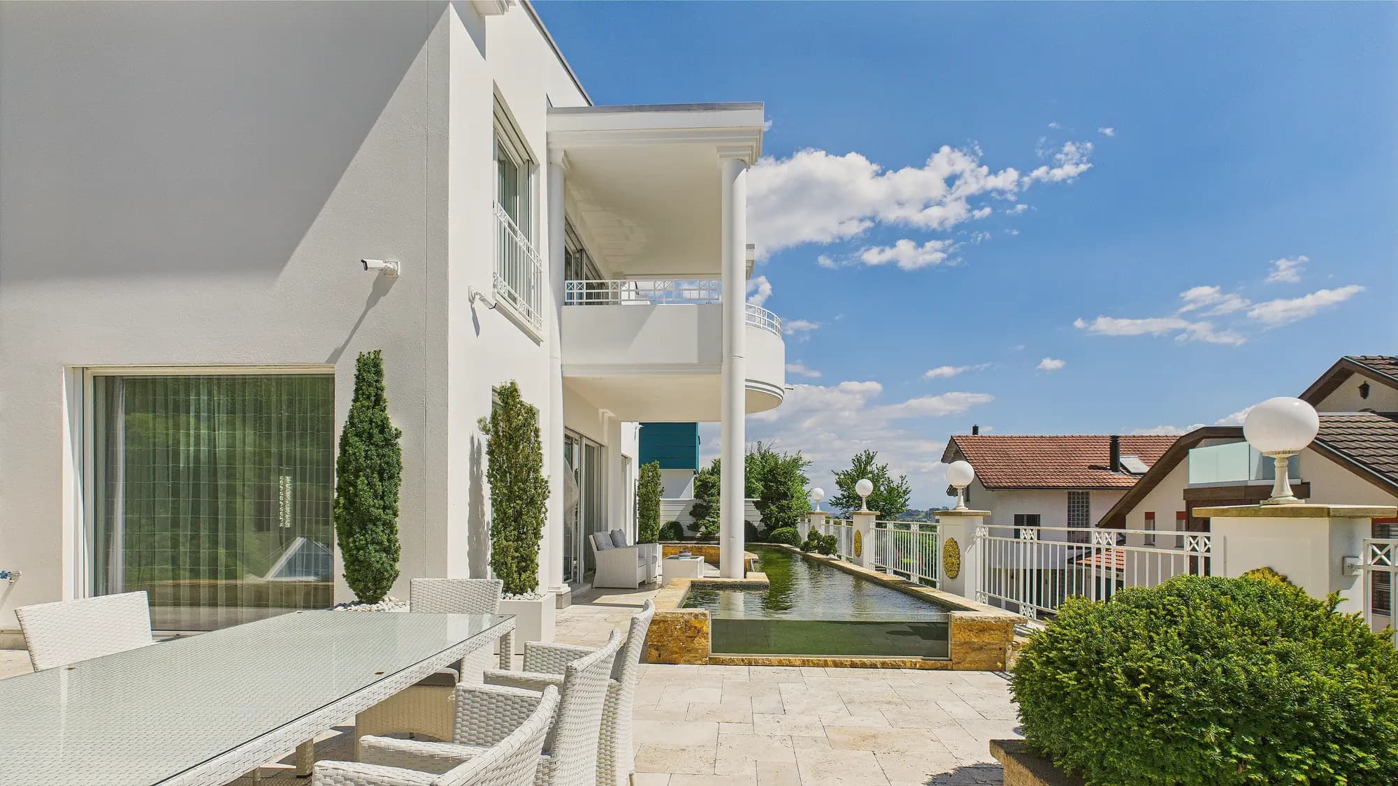 Referenzobjekt der EMPERIO AG: Villa mit Terrasse und Wasserbecken