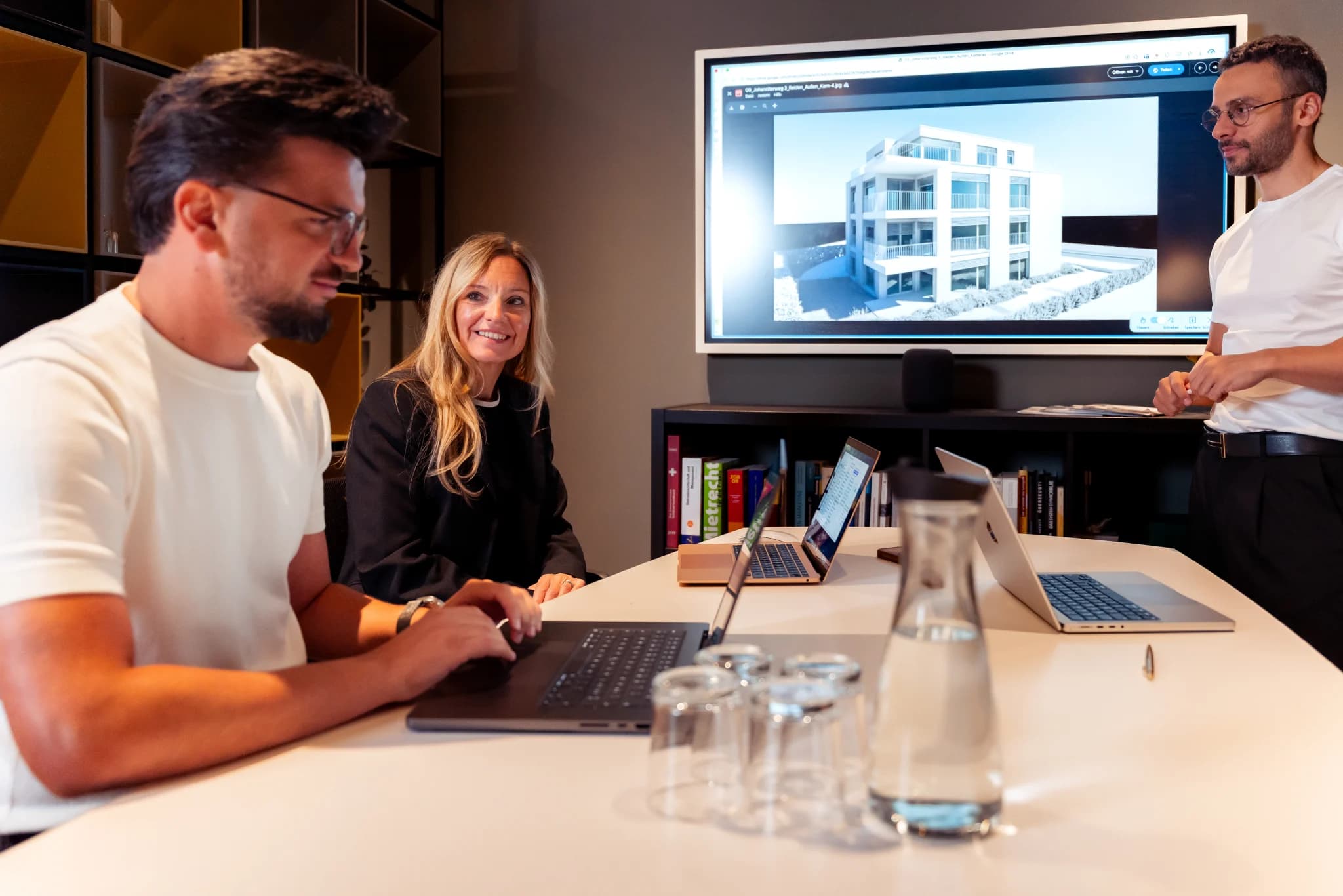 EMPERIO Team bespricht die Visualisierung eines Neubauprojekts
